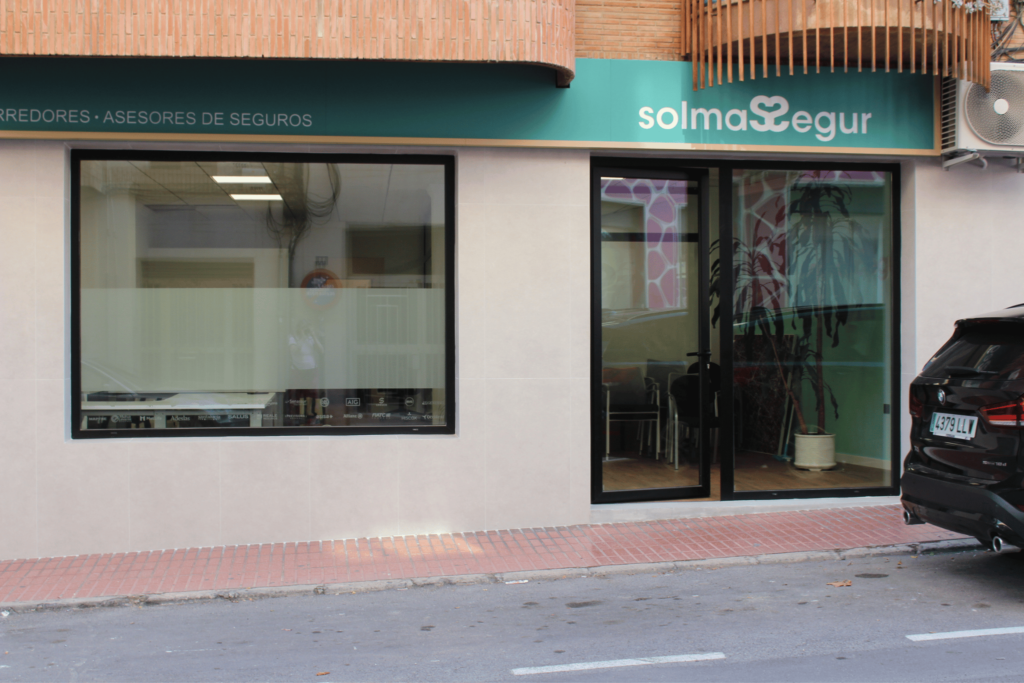 fachada nuevas oficinas de Solmassegur correduría de seguros en L'Alfàs del Pi