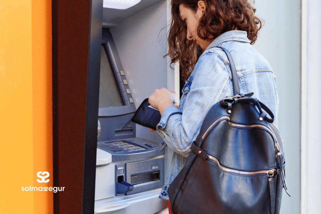 Mujer haciendo el pago de la hipoteca en un cajero del banco